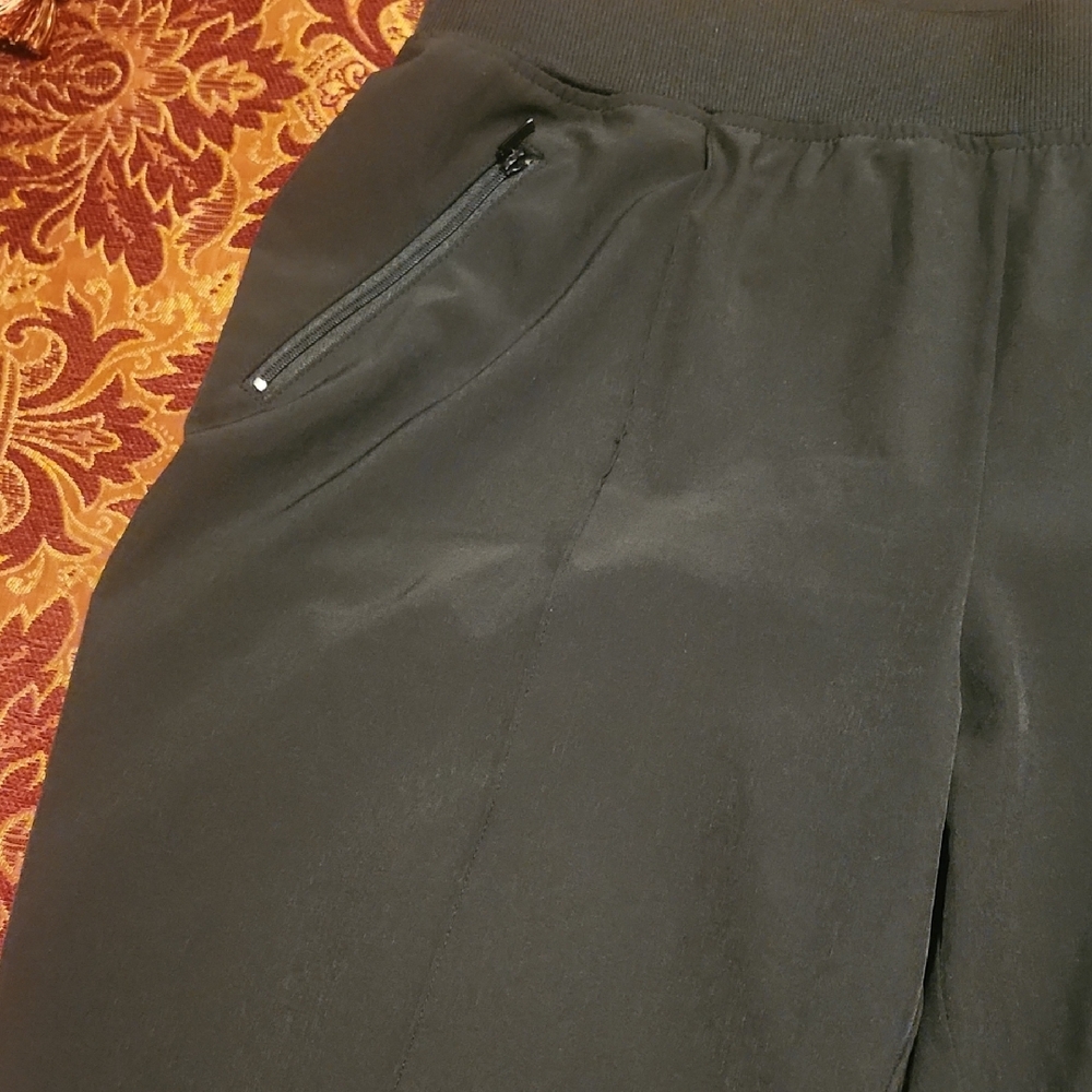 Chico's Zenergy Black Capri Lightweight Pants, Chico's Size 2 (12), Like New - Picture 7 of 12